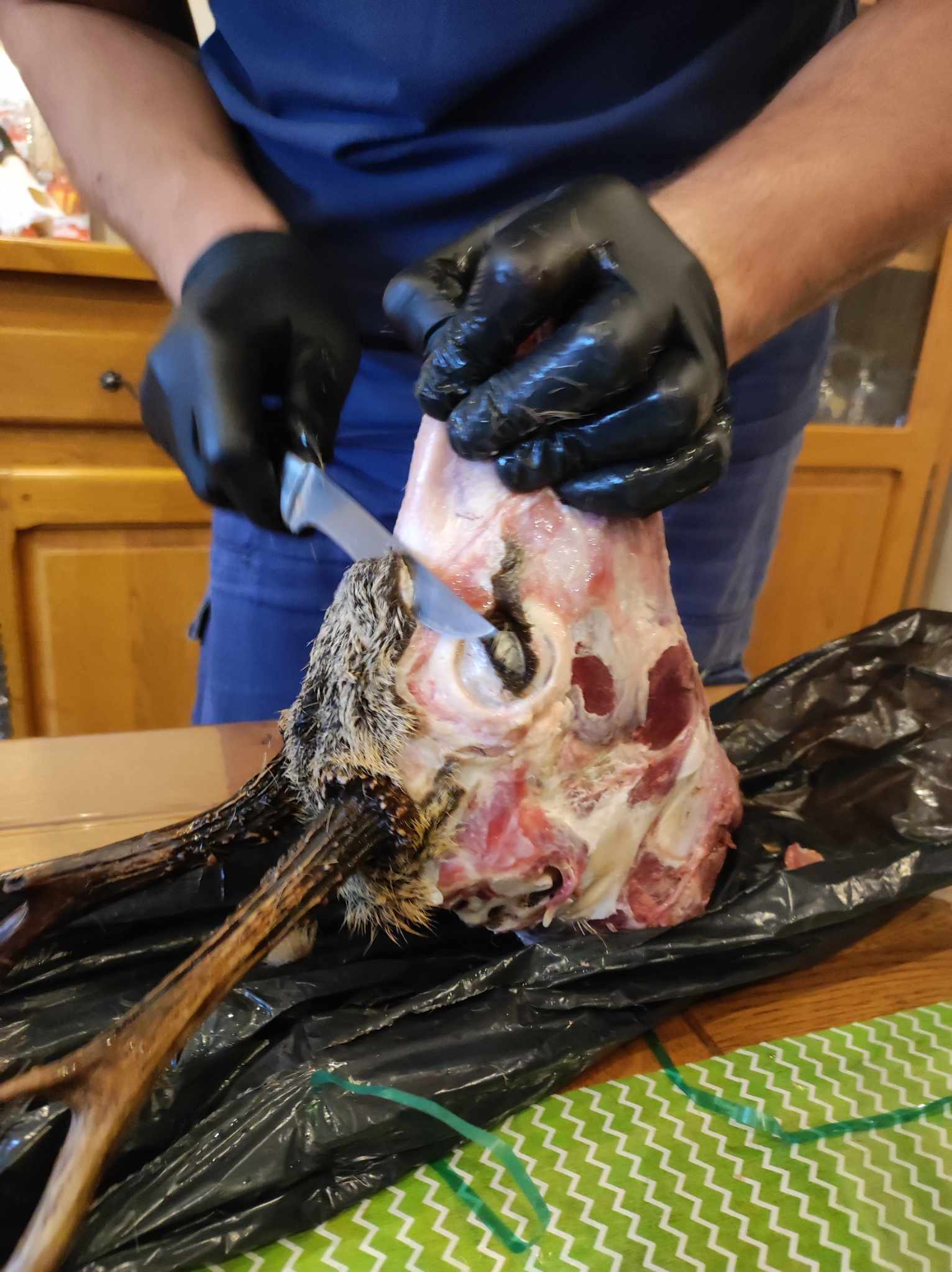 L'interstice entre les bois est particulièrement compliqué à dépecer. 