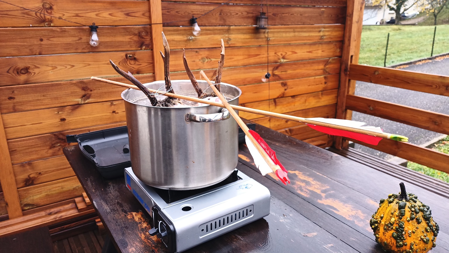 Cuisson pendant plusieurs heures pour faciliter le décharnage.